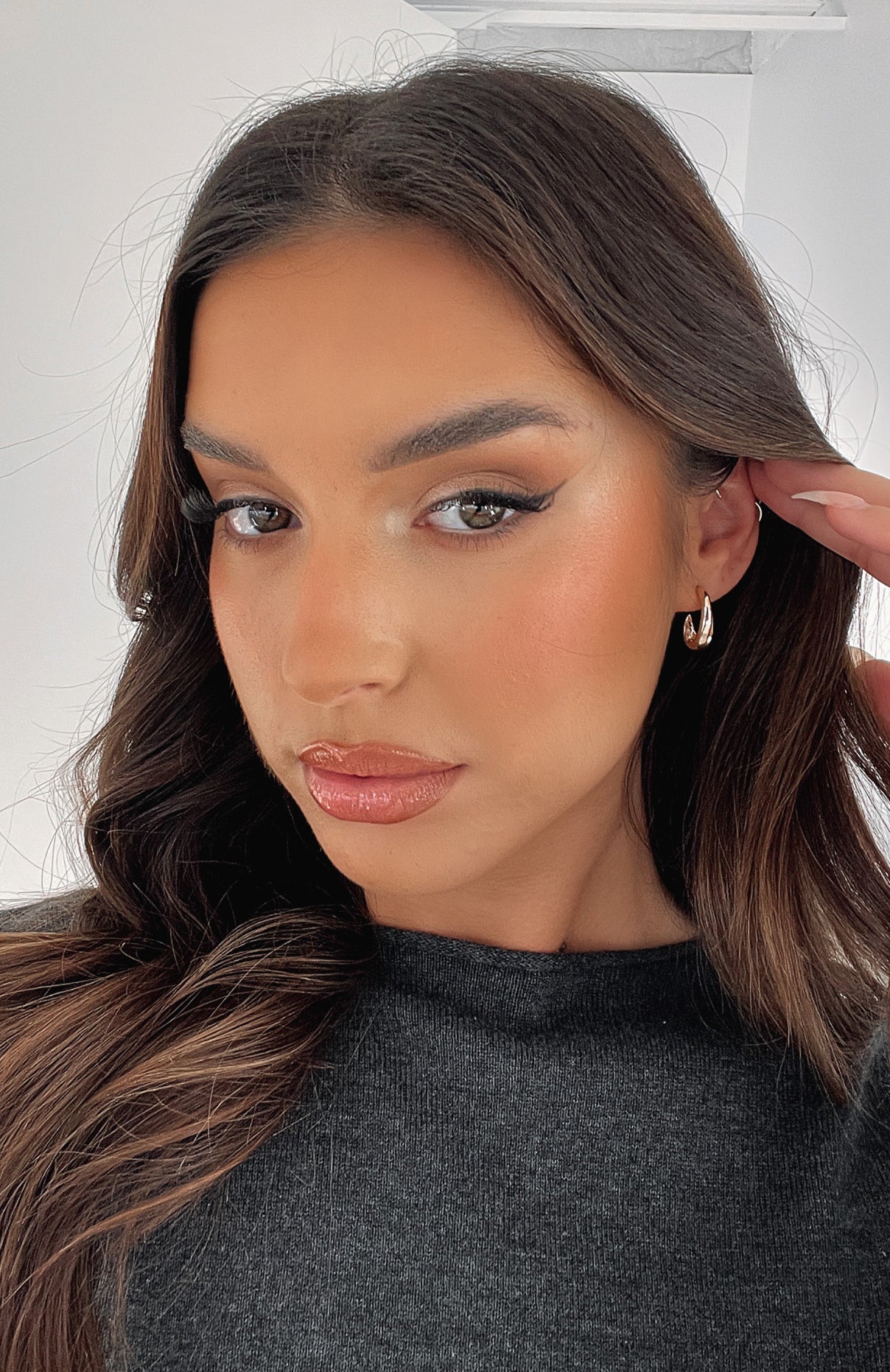 IRIS – Minimalistiske statement-øredobber i gull