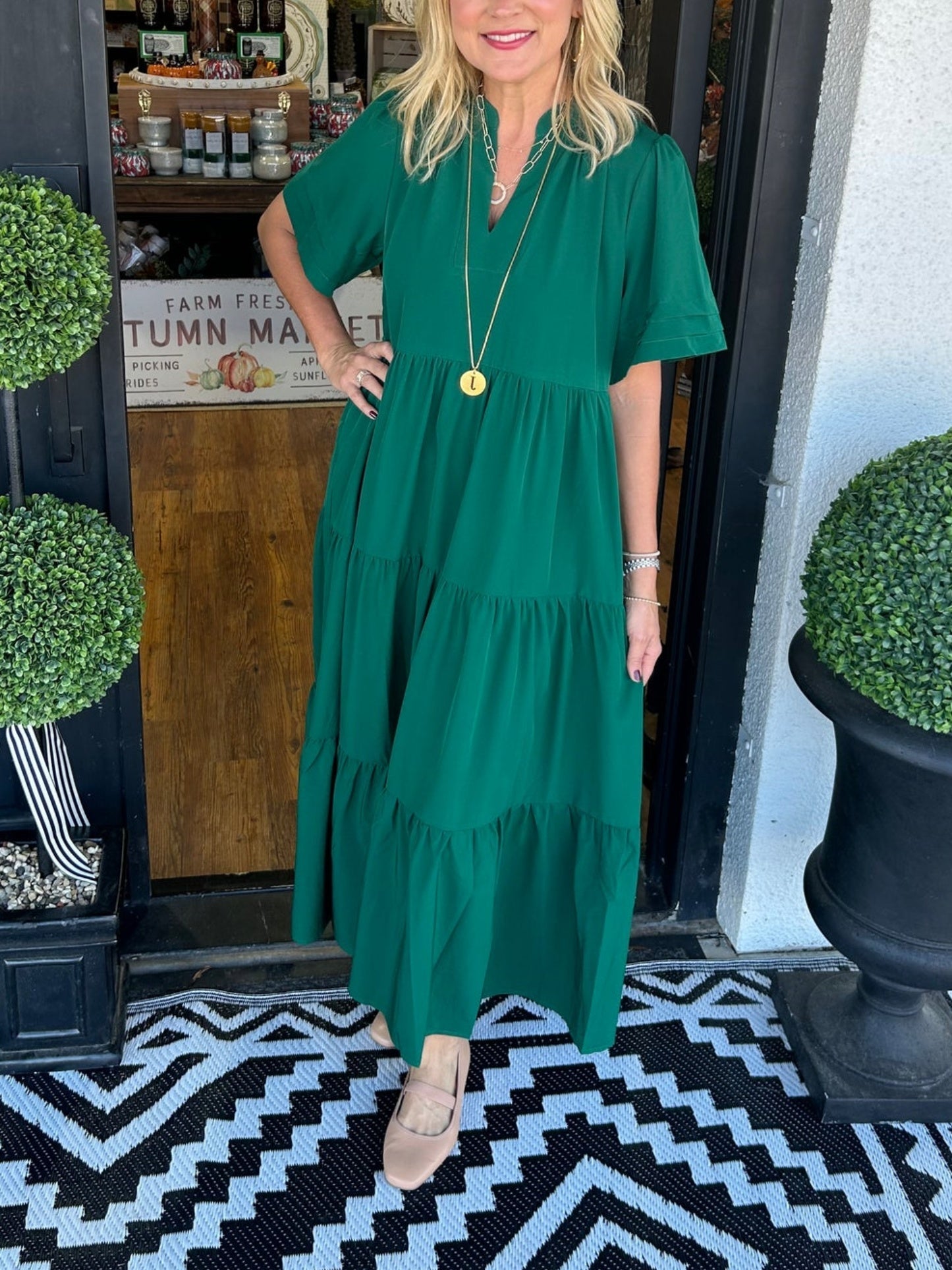 Valérie | Elegant kjole med V-hals og volanger