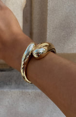 LEONA – Bangle-armbånd i gull med dråpeform