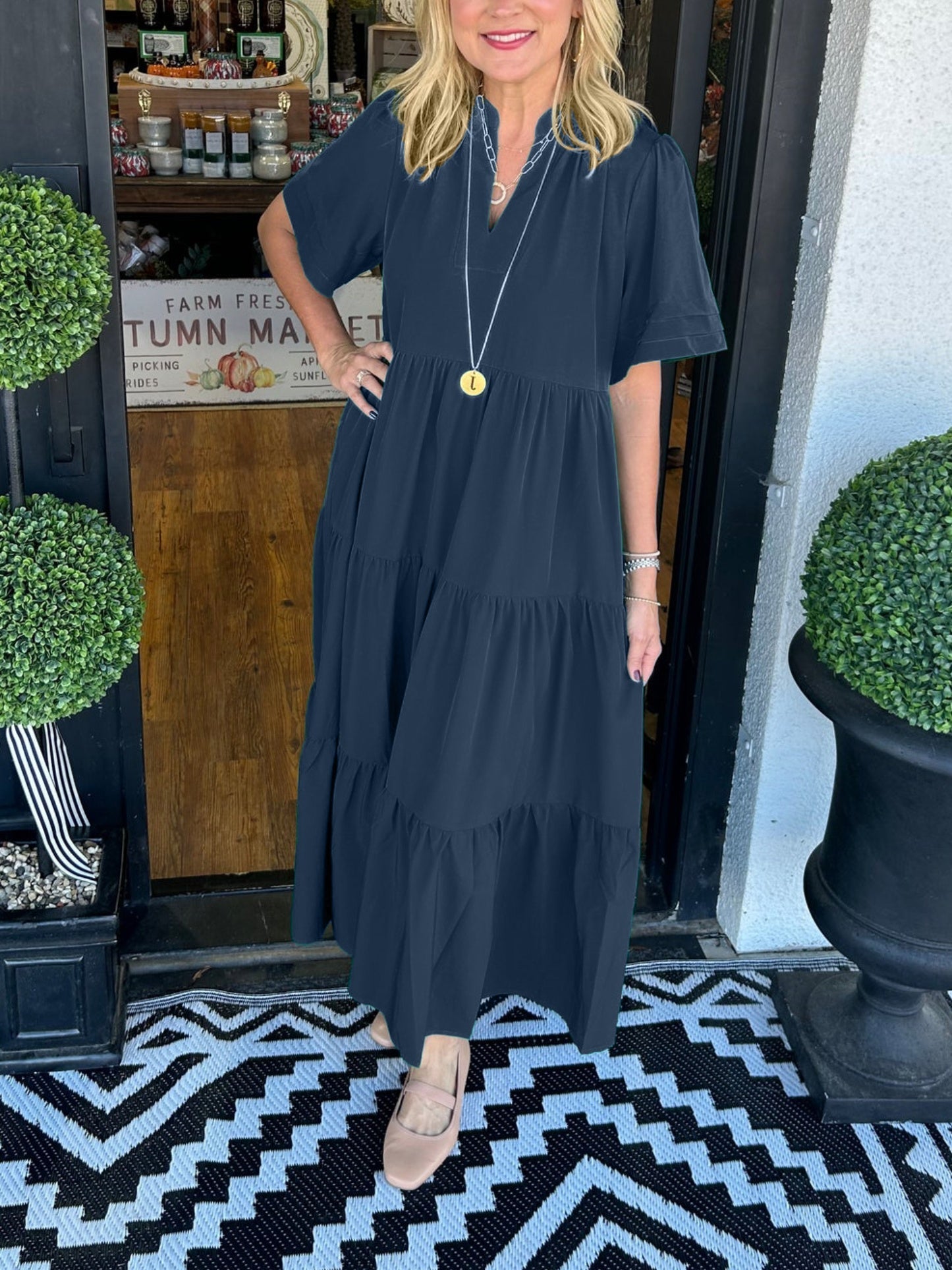 Valérie | Elegant kjole med V-hals og volanger