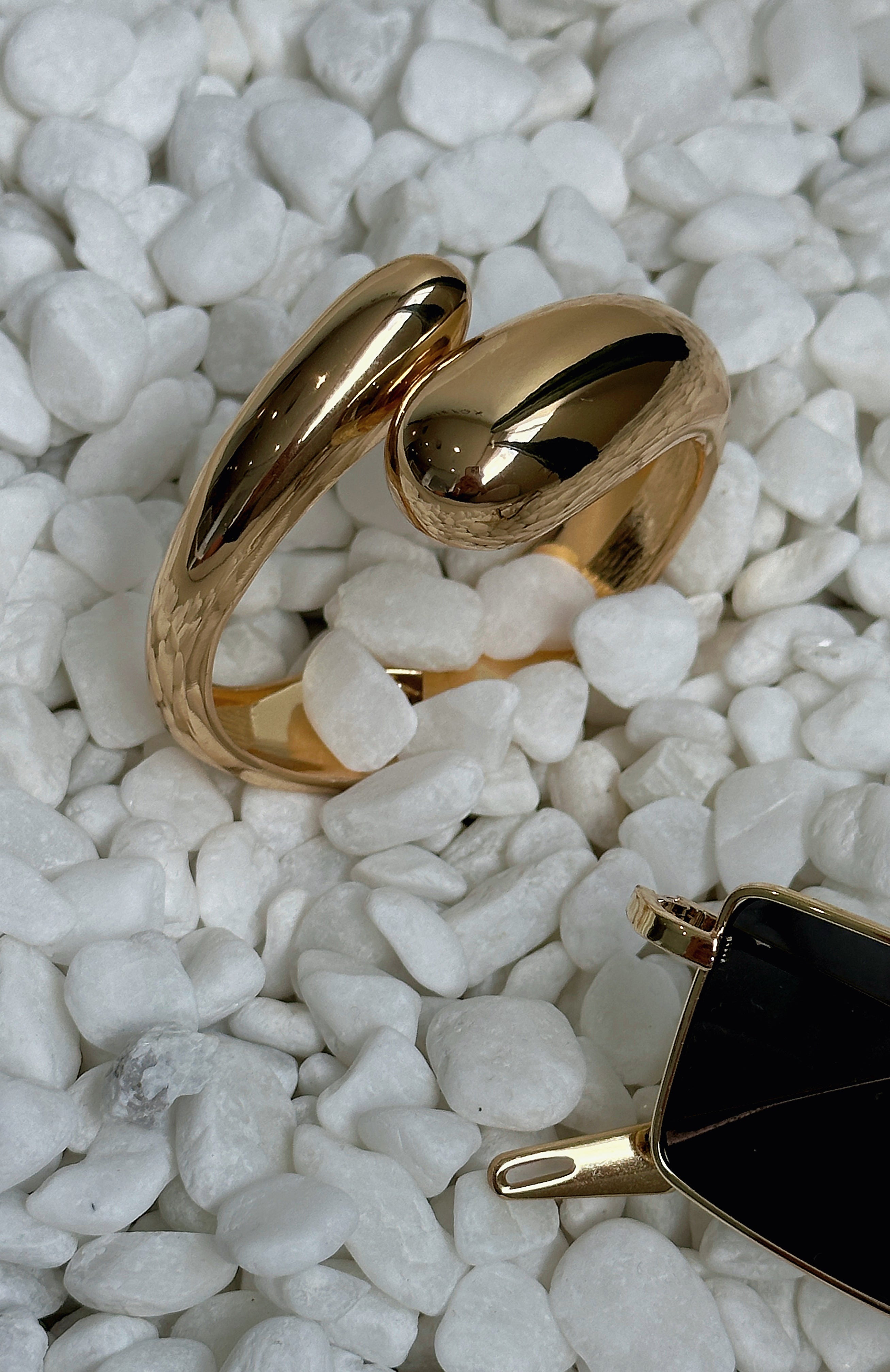 LEONA – Bangle-armbånd i gull med dråpeform