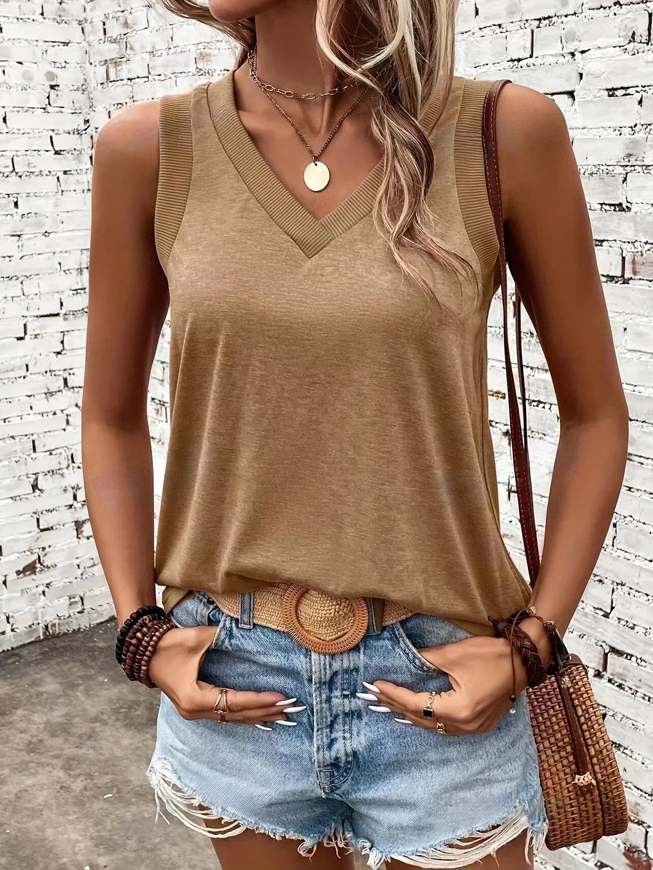 Analia - Uten ermer topp med V-hals og pustende materiale