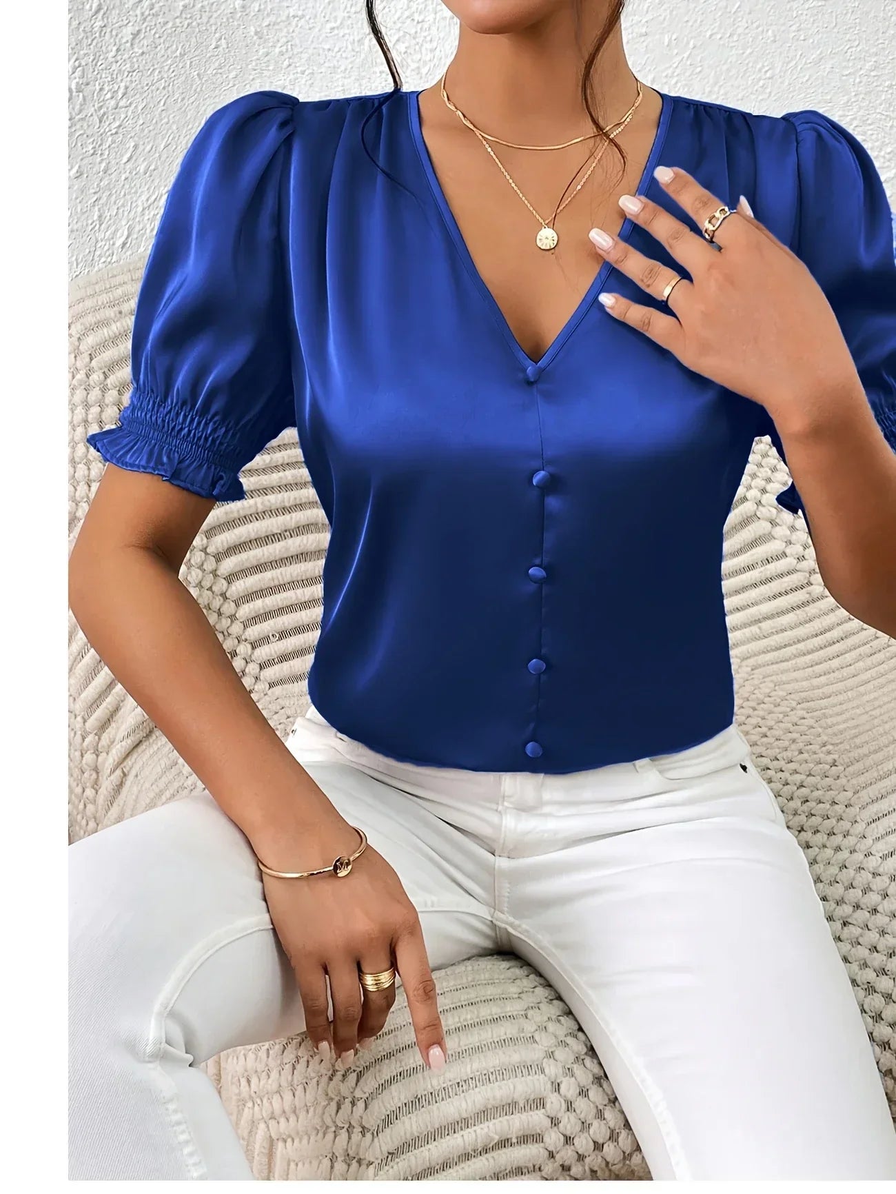 Abella - Elegant bluse med V-hals og pufferm