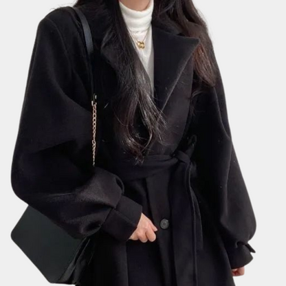 Elegant frakk for kvinner med puffermansjetter og belte