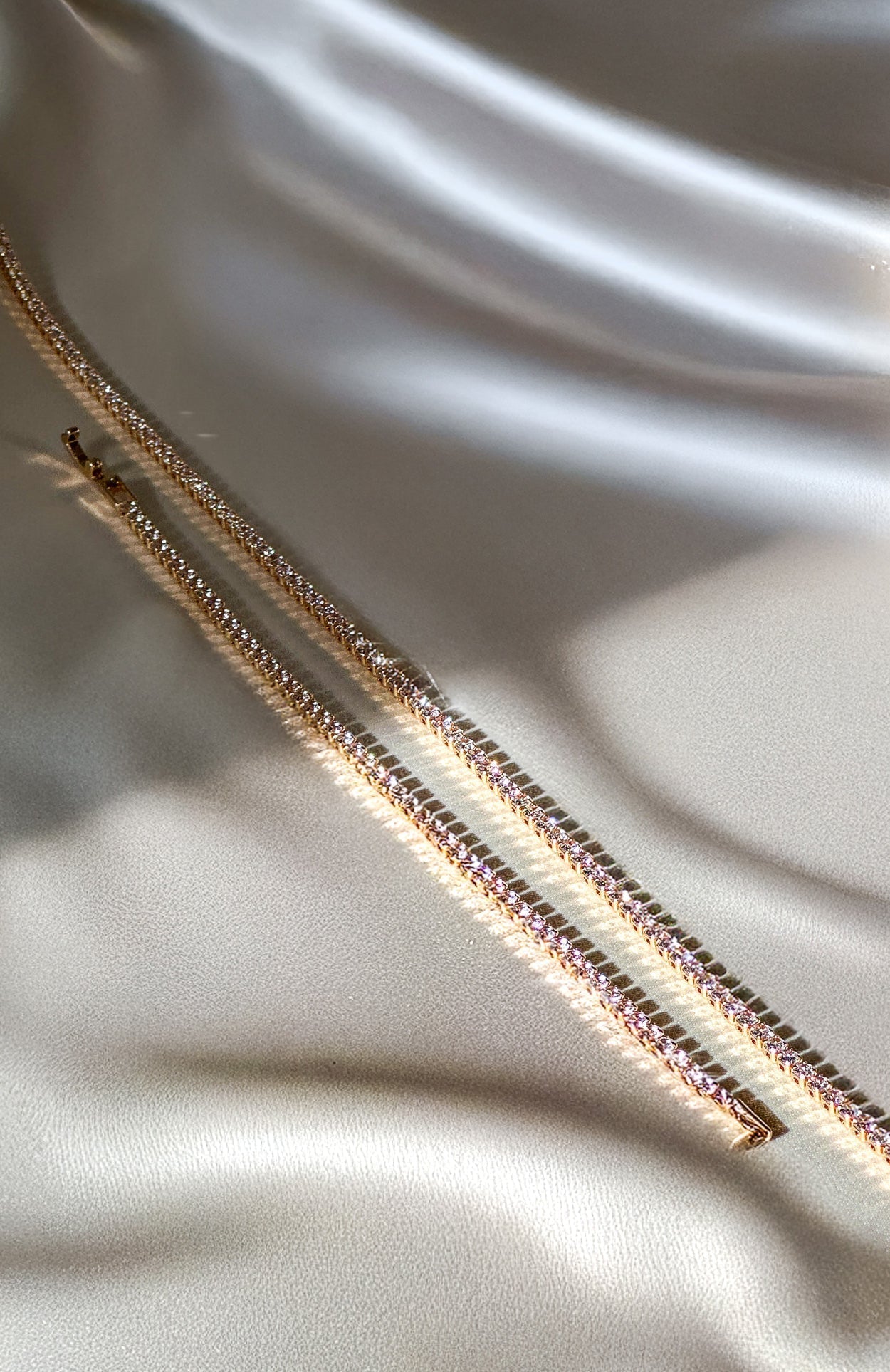 ALORA – Gullfarget tennissett med glitrende detaljer