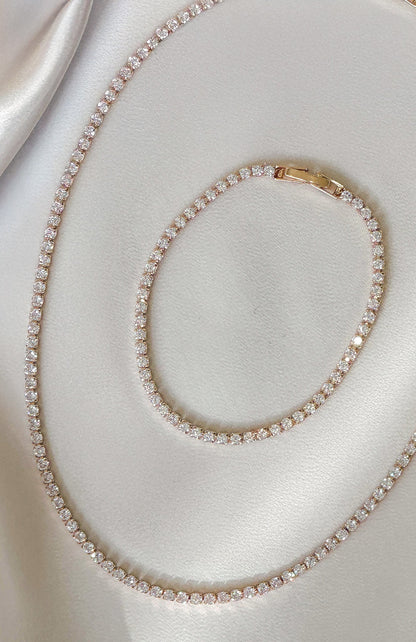 ALORA – Tennissett i gull med glitrende detaljer