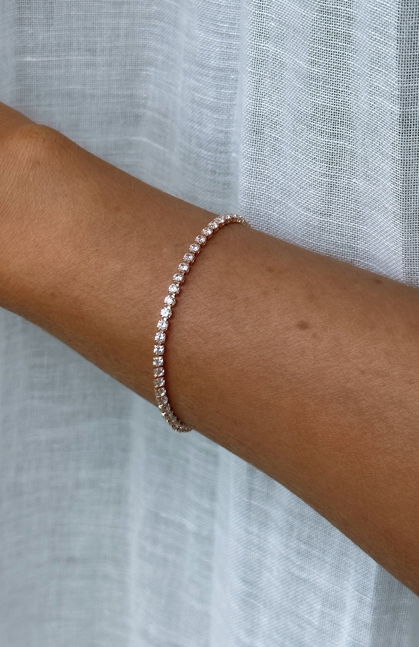 ALORA – Tennissett i gull med glitrende detaljer