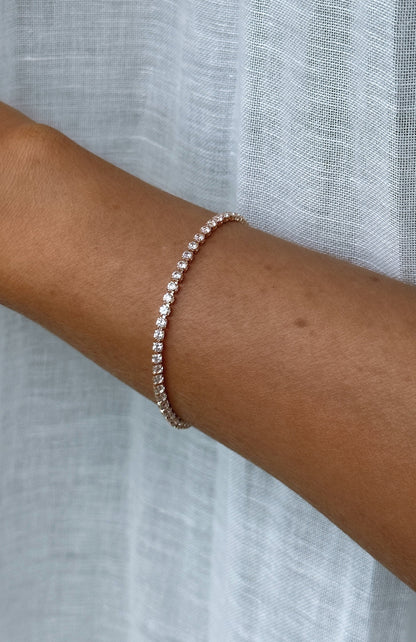 ALORA – Tennissett i gull med glitrende detaljer