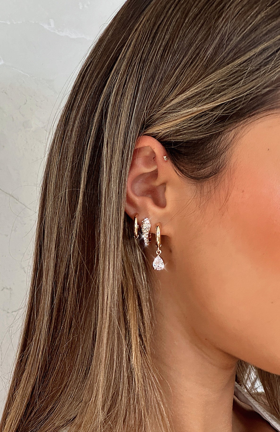 AYE – Øredobber i gull med glitrende detaljer