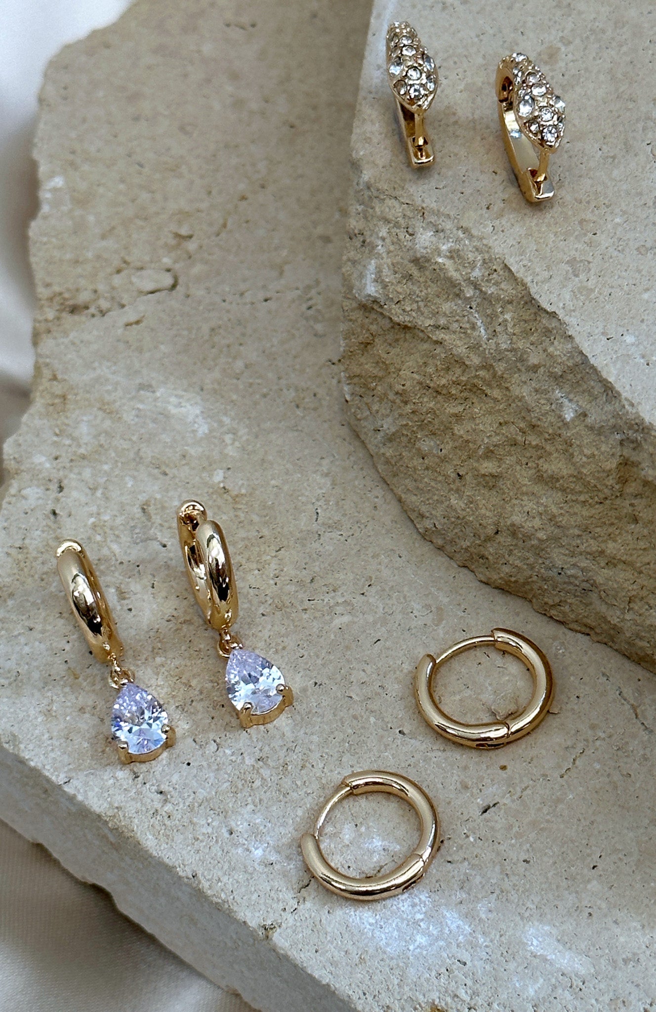 AYE – Øredobber i gull med glitrende detaljer