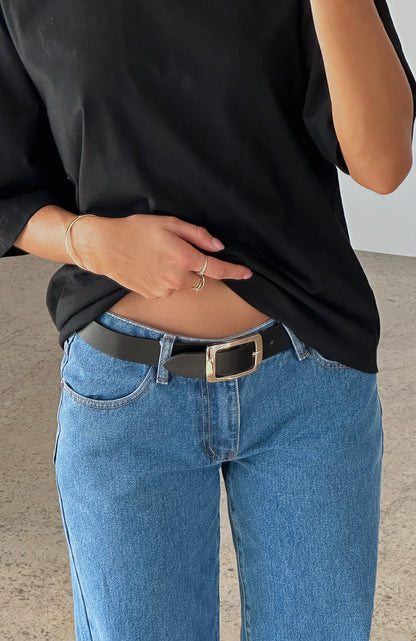 LIVA – Belte i svart med gullspenne