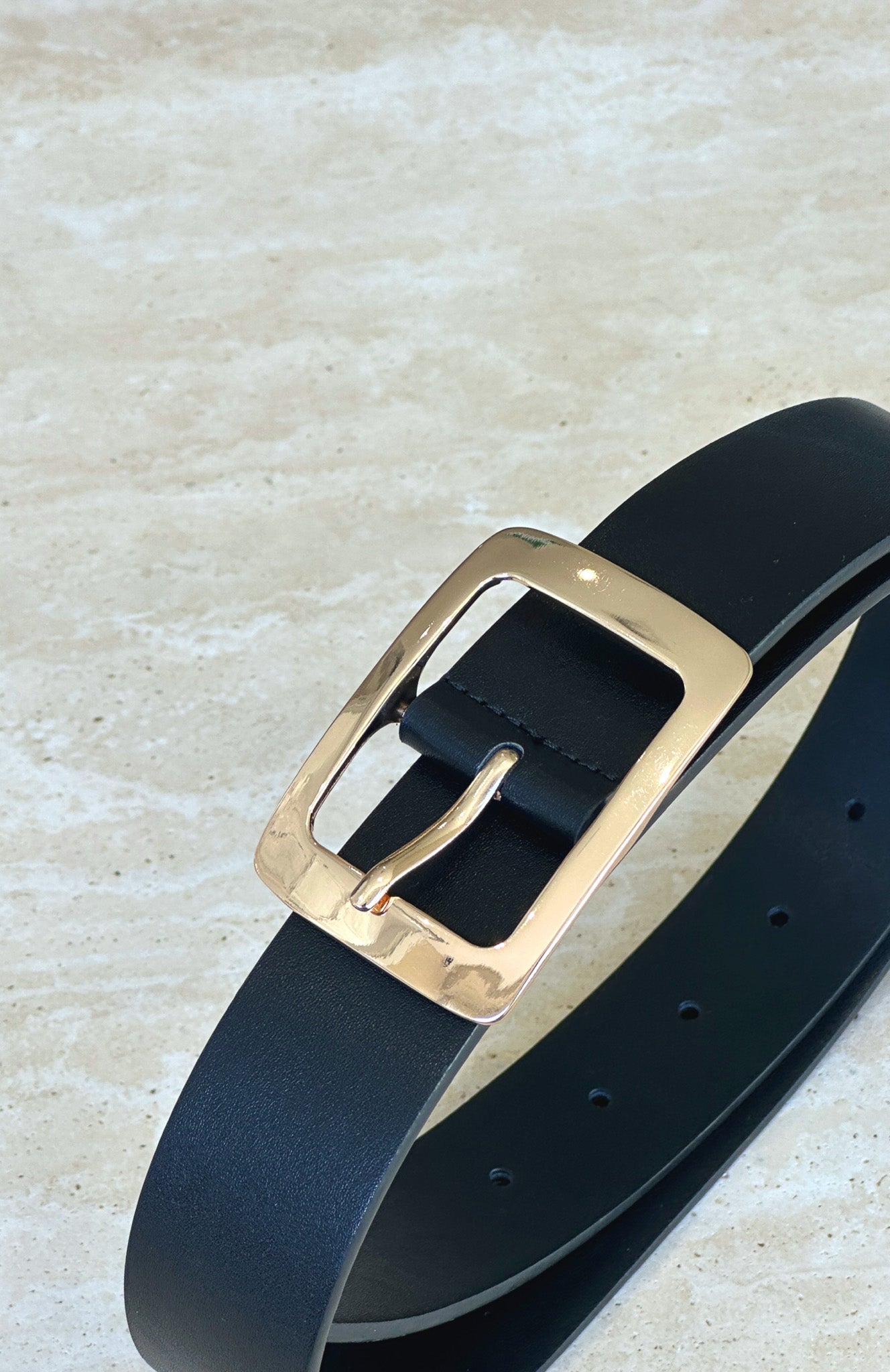 LIVA – Belte i svart med gullspenne