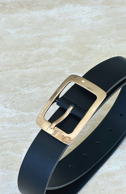LIVA – Belte i svart med gullspenne