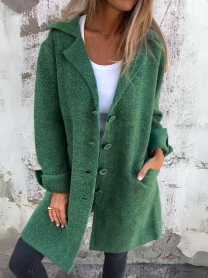 Emma | Avslappet langjakke med enkel knappelukking