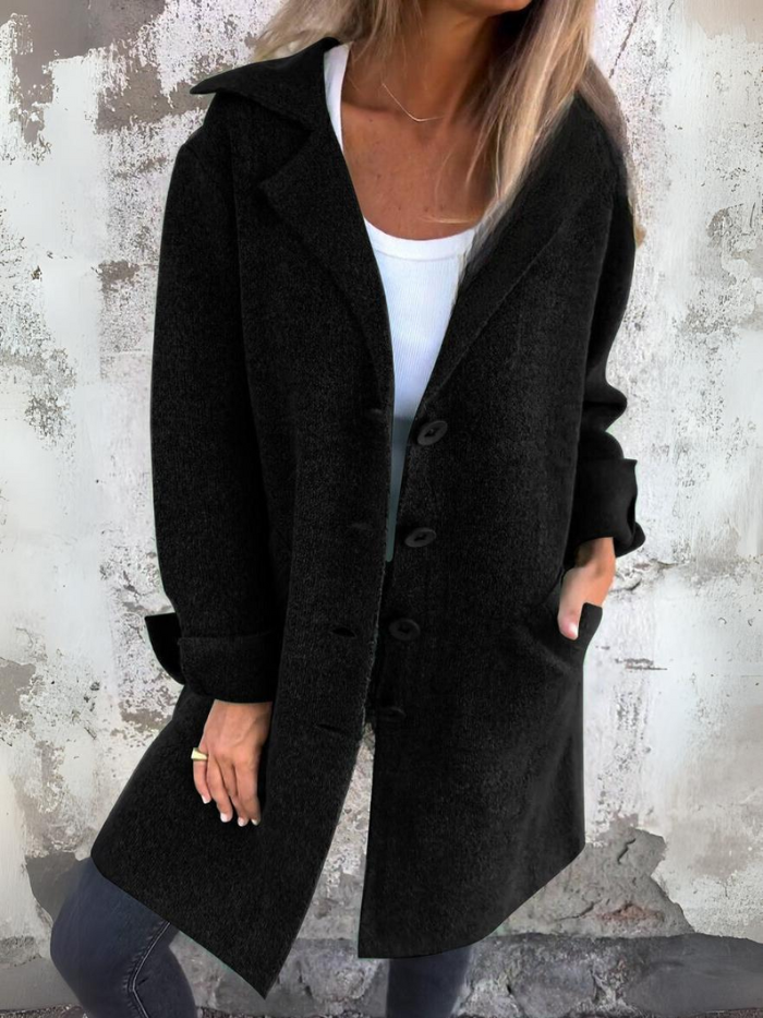 Emma | Avslappet langjakke med enkel knappelukking