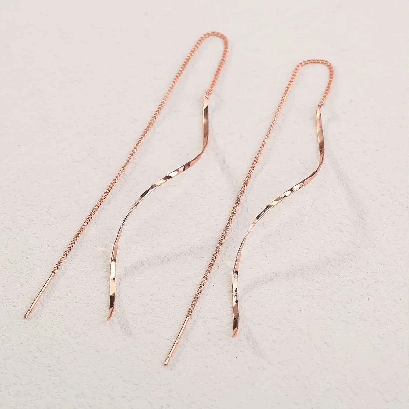 Lang øredobber med bølgete design