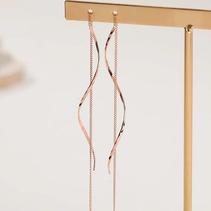 Lang øredobber med bølgete design