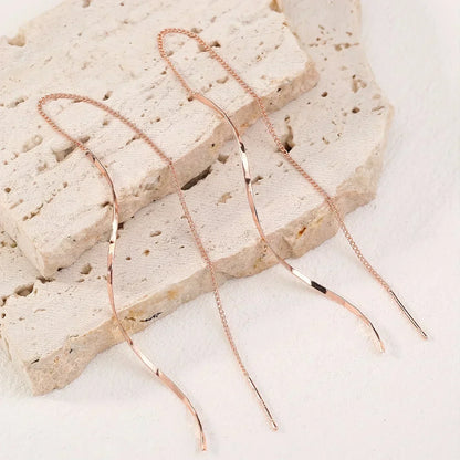 Lang øredobber med bølgete design