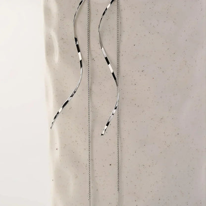 Lang øredobber med bølgete design