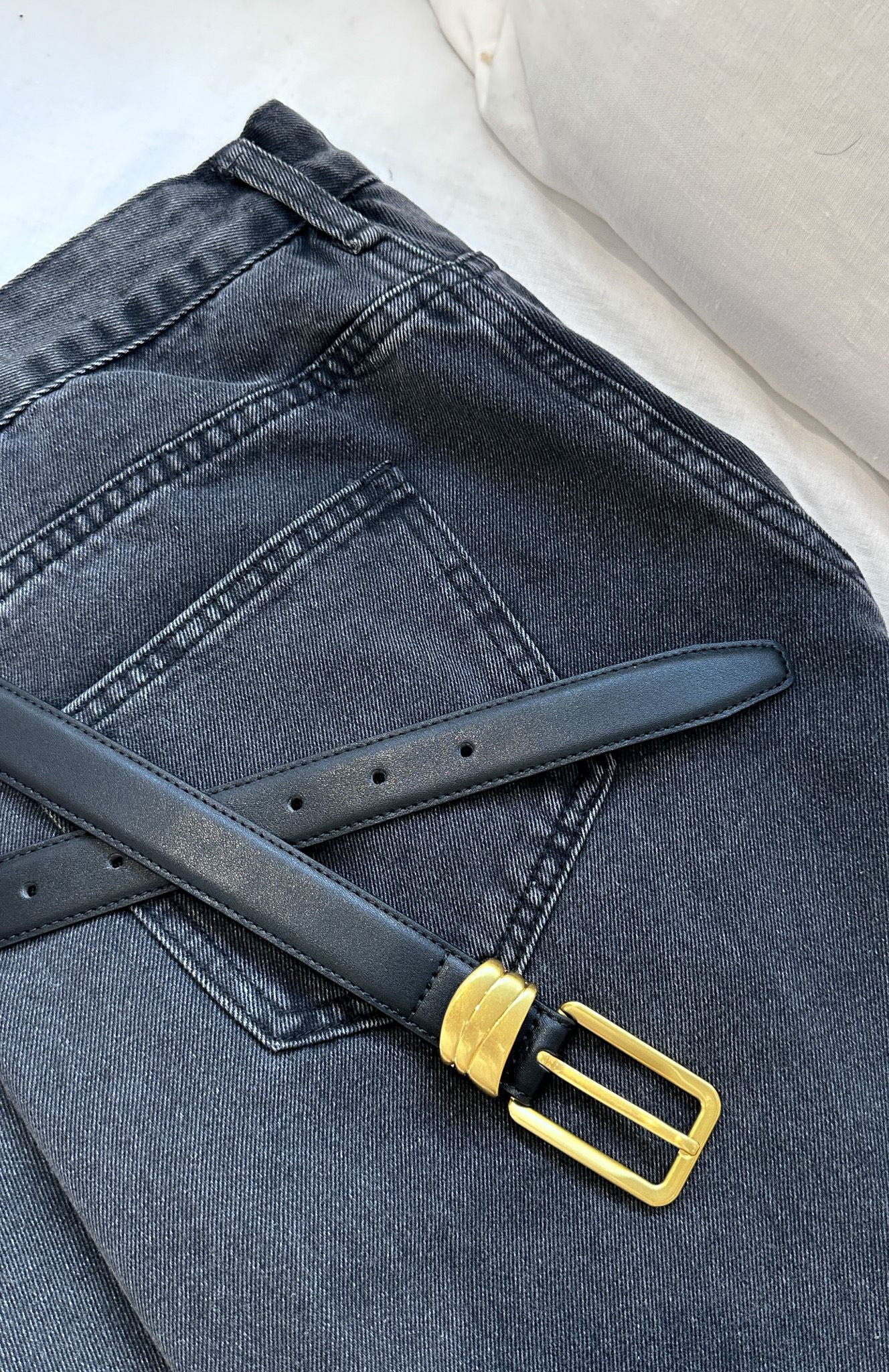 ELVIR – Belte i svart med gullspenne