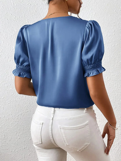 Abella - Elegant bluse med V-hals og pufferm