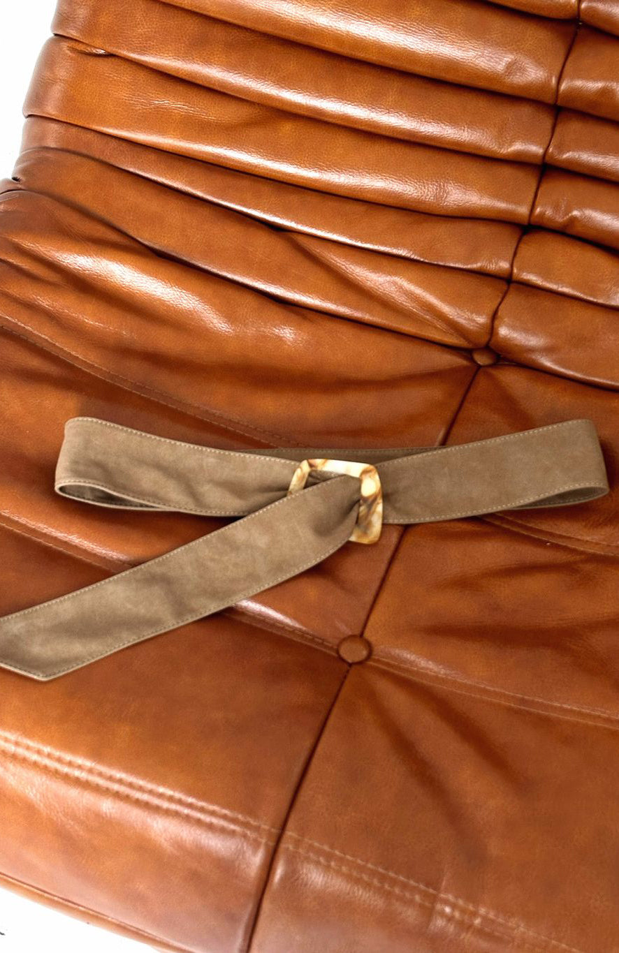 MILLE – Belte i semsket imitert skinn med skilpaddespenne