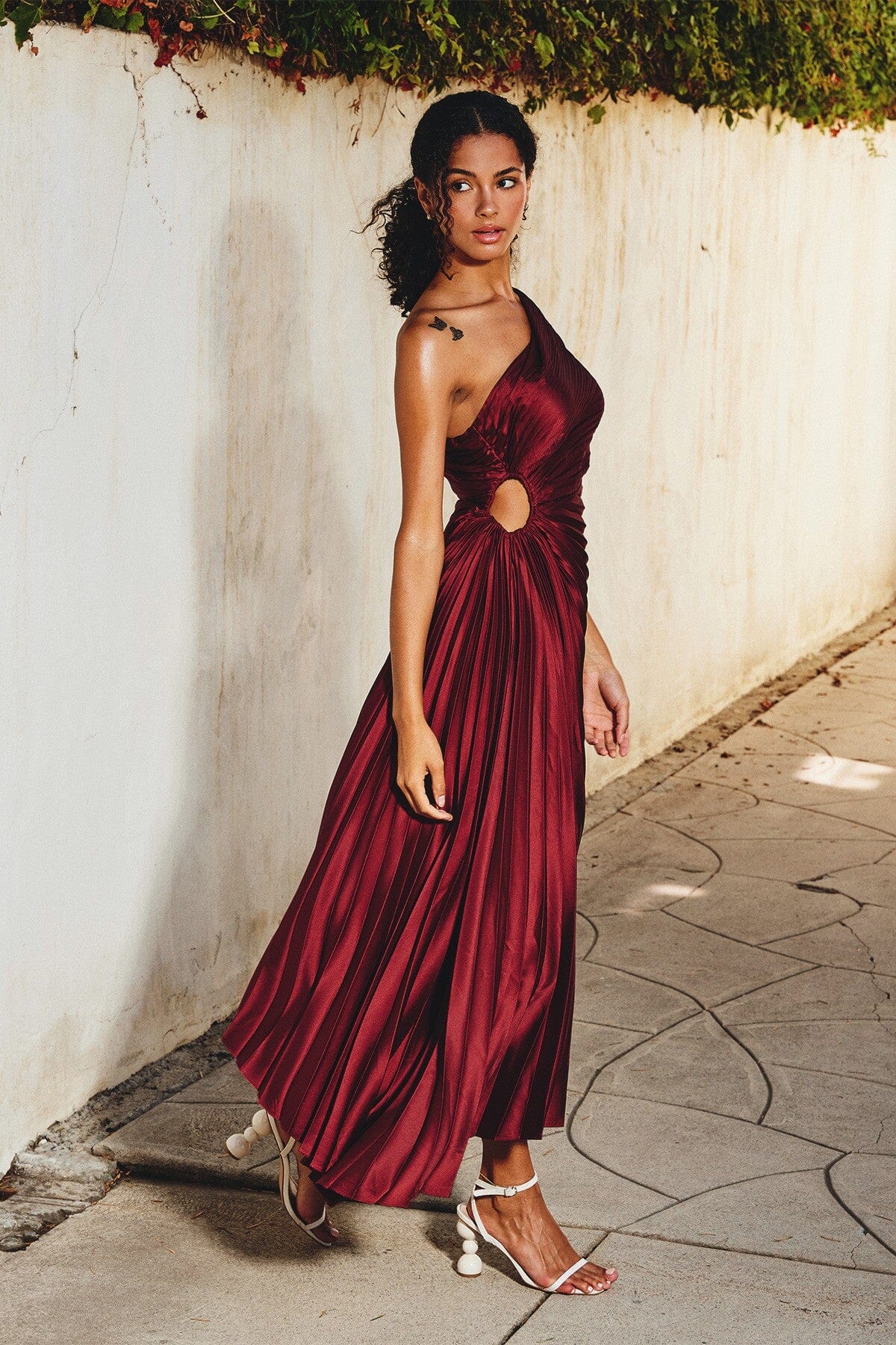 Sylviana - Ein-Schulter Plissiertes Midi-Kleid