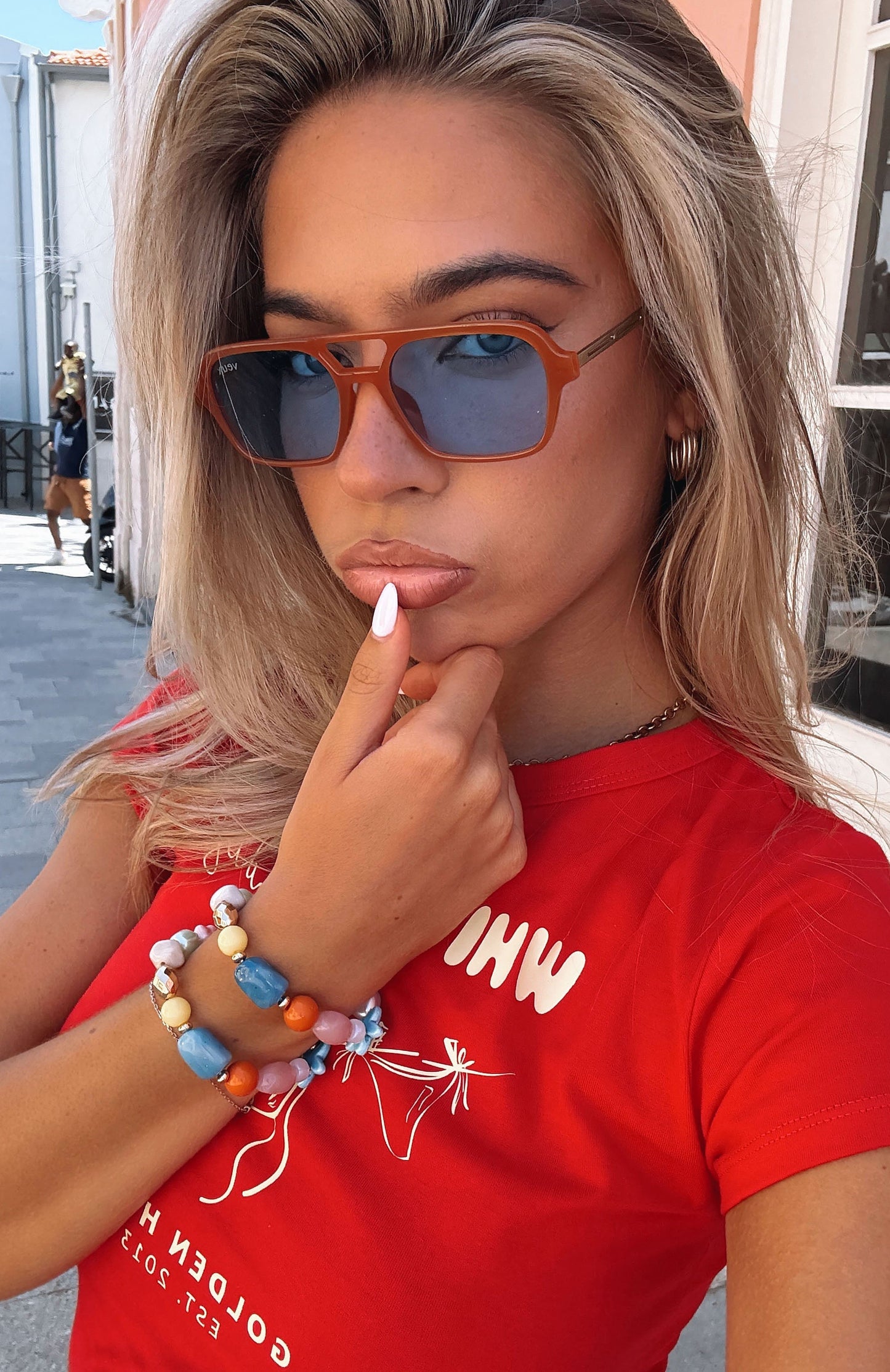 ABEL – Solbriller i oransje/blå med firkantet ramme