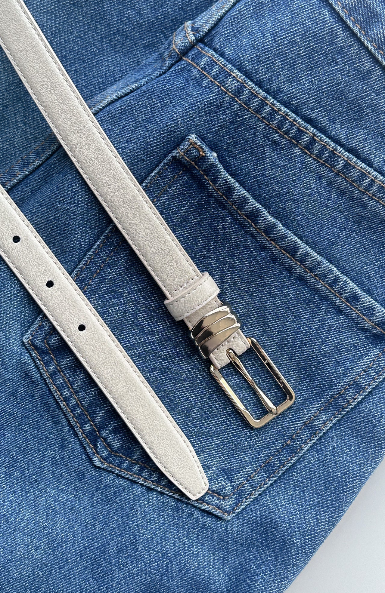 NOOR – Belte i kremhvit med gullspenne