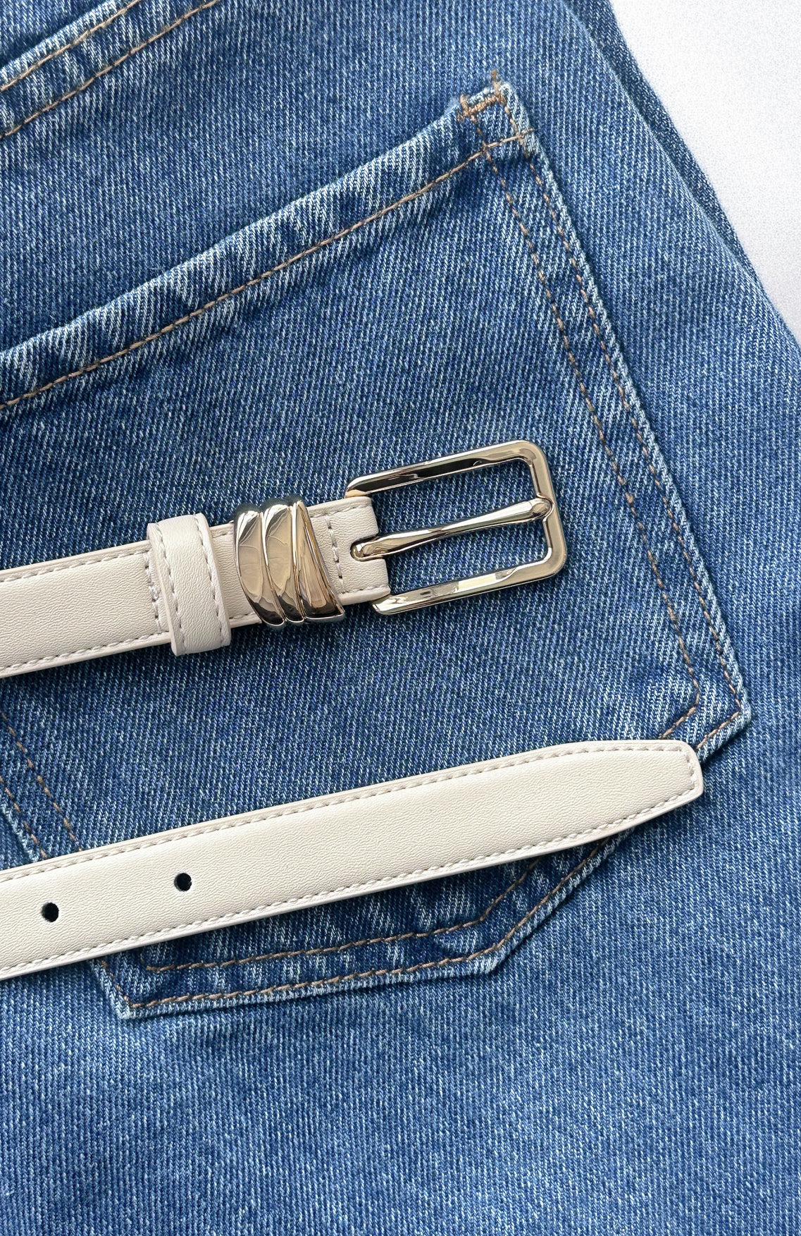 NOOR – Belte i kremhvit med gullspenne