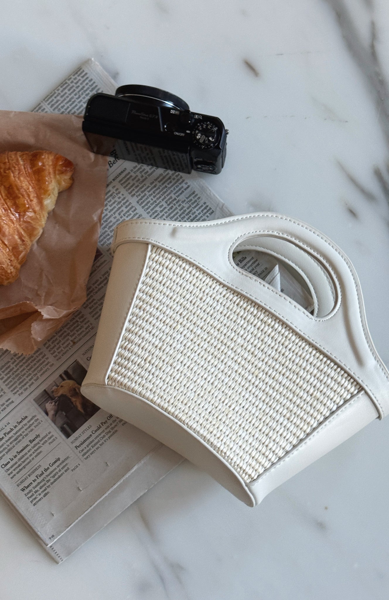 SORELLE – Mini veske i halm med håndtak